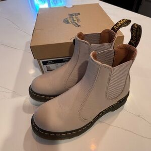 Doc Martens Dr. Martens 2976 Virginia Chelsea Boot Women’s 7 New In Box